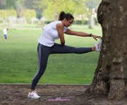 Cassie Summer en calzas en el parque