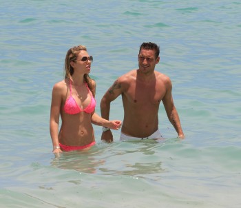 Ilary Blasi Nice Ass In A Pink Bikini Candids In Miami 6 9 12